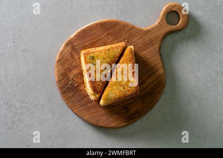 Mentaiko Egg Spam Musubi piatto di cucina coreana farina di pollack salato. Spamming musubi Spam uovo Musubi toast alla francese in stile Hong Kong con panna montata e frutti di bosco Foto Stock