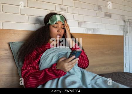 Donna che sveglia prima di andare a dormire. Concetto di routine del sonno. Insonnia un problema di sonno tra gli adulti. Foto Stock