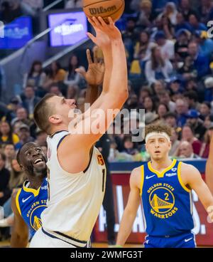 San Francisco, Stati Uniti. 25 febbraio 2024. Nikola Jokic (C) dei Denver Nuggets fa un layup durante il match di stagione regolare NBA 2023-2024 tra Golden State Warriors e Denver Nuggets a San Francisco, Stati Uniti, 25 febbraio 2024. Crediti: Dong Xudong/Xinhua/Alamy Live News Foto Stock