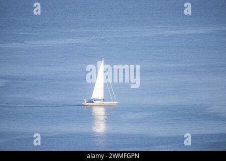 Una barca a vela in mare sulla spiaggia sabbiosa di grande Anse, basse Terre, Guadalupa, Antille francesi e Caraibi Foto Stock