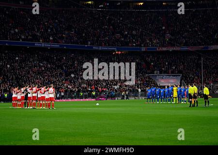 Lutto in onore di Andreas Andi Brehme, commemorazione, minuto di silenzio, minuto di silenzio, FC Bayern Monaco FCB, RasenBallsport Leipzig RBL Foto Stock