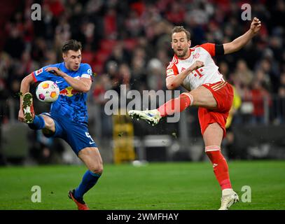 Calcio goal azione caso gol Harry Kane FC Bayern Monaco FCB (09) contro Willi Orban (04) RasenBallsport Leipzig RBL Allianz Arena, Monaco, Baviera Foto Stock