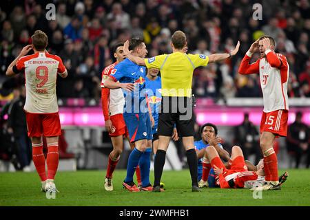 Decisione controversa dell'arbitro Sascha Stegemann dopo un tackle, azione Lois Openda RasenBallsport Leipzig RBL (17) contro Raphael Guerreiro FC Foto Stock