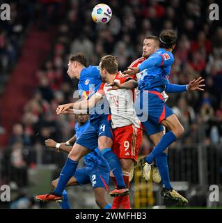 Duello di testa azione uno a uno Harry Kane FC Bayern Monaco FCB (09) Eric Dier FC Bayern Monaco FCB (15) Willi Orban (04) RasenBallsport Leipzig RBL Foto Stock