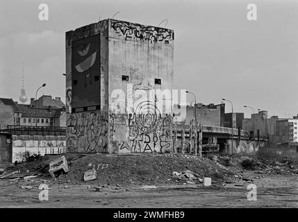 Ex torre di guardia della RDT dopo la caduta del muro tra la ferrovia cittadina e la Sprea, quartiere Mitte, Berlino, Germania Foto Stock