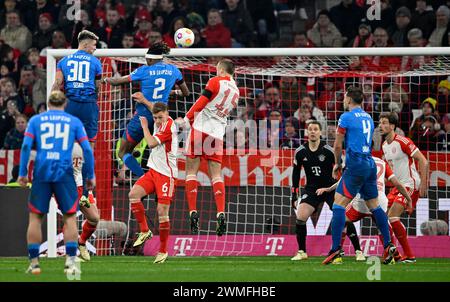 Scena area rigore, scena area gol testa duello azione Mohamed Simakan (02) RasenBallsport Leipzig RBL contro Eric Dier FC Bayern Monaco FCB Foto Stock