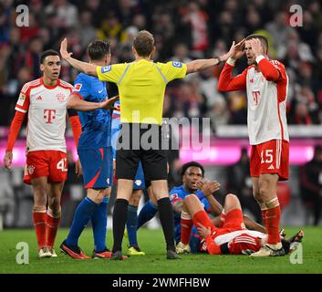 Decisione controversa dell'arbitro Sascha Stegemann dopo il tackle, azione Lois Openda RasenBallsport Leipzig RBL (17) contro Raphael Guerreiro FC Foto Stock