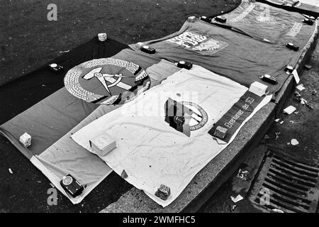 Bandiere della RDT in vendita nell'ottobre 1990 al mercato delle pulci di Potsdamer Platz, Berlino, Germania Foto Stock