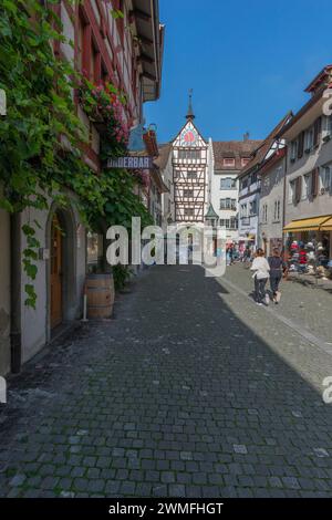 Stein am Rhein, centro storico, città bassa con cancello, case in legno, turisti, Cantone Sciaffusa, Svizzera Foto Stock