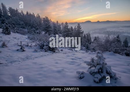 Splendido paesaggio invernale che mostra l'alba invernale sulle montagne di Pieniny in Polonia Foto Stock