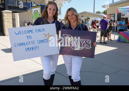 Port Charlotte, FL: Un'immagine generale dei membri del Ray Team che accolgono i tifosi durante una partita di allenamento primaverile della MLB contro i Detroit Tigers il 25 febbraio 2 Foto Stock
