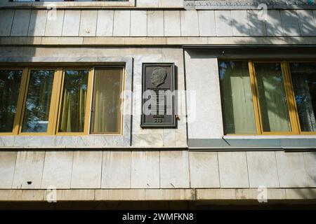 Una targa commemorativa, montata sulla metà del secolo, edificio di appartamenti modernisti. Al primo segretario comunista Dinmukhamed Kunaev's House Museum di al Foto Stock