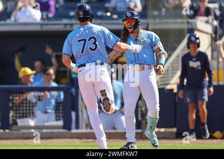 Port Charlotte, FL: Il centro di Tampa Bay Rays, l'esterno Kameron (83), si congratula con l'esterno destro Niko Hulsizer (86) dopo aver ottenuto un nel parco homer Foto Stock