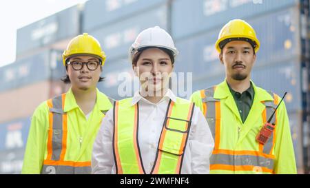 Un gruppo di lavoratori portuali che si rivolgono con fiducia alla fotocamera. Thailandia, Bangkok Foto Stock