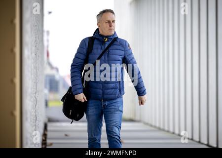 BADHOEVEDORP - l'avvocato Pieter Hoogendam arriva al complesso giudiziario di Schiphol, dove la Corte d'appello di Arnhem sta ascoltando l'appello del processo di liquidazione di Eris, che coinvolge membri del club motociclistico Caloh Wagoh, e riguarda cinque omicidi e diversi tentativi di farlo. ANP ROBIN VAN LONKHUIJSEN netherlands Out - belgio Out Foto Stock