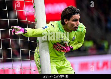 Milano, Italia il 25 febbraio 2024. Marco Carnesecchi, portiere italiano n. 29 dell'Atalanta, in azione durante la partita di calcio di serie A tra l'AC Milan e l'Atalanta allo Stadio San Siro di Milano, Italia il 25 febbraio 2024 crediti: Piero Cruciatti/Alamy Live News Foto Stock