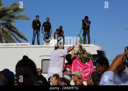 © Manoel Penicaud/le Pictorium/MAXPPP - Djerba 16/05/2014 Manoel Penicaud/le Pictorium - 16/05/2014 - Tunisie/Djerba/Djerba - Importantes mesures de securite pendant la processione religieuse. Chaque annee, pour la fete du Lag Ba'Omer, des juifs Tunisiens ayant emigre au XXe siecle en Europe, en Amerique du Nord et en Israel, reviennent en pelerinage a la sinagoga de la Ghriba a Djerba. Outre la dimension religieuse, cet evenement S'apparente aussi a un pelerinage de la memoire. La «convivencia» avec les musulmans est valorisee, malgre l'attentat d'al-Qaida qui a frappe le sanctuair Foto Stock