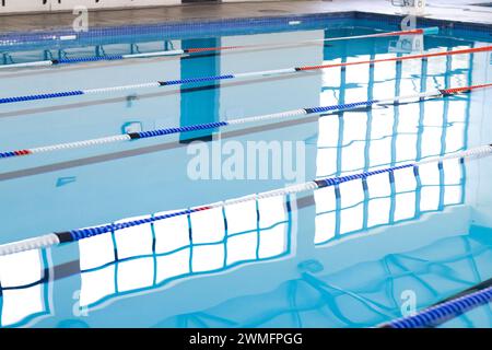 I nuotatori potranno approfittare di corsie vuote in una tranquilla piscina coperta Foto Stock