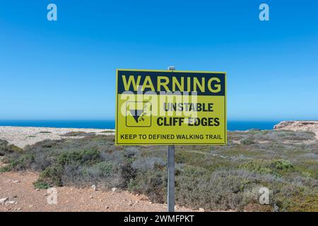 Cartello di avvertenza "Unstable Cliff Edges", Great Australian Bight, Nullarbor, South Australia, SA, Australia Foto Stock