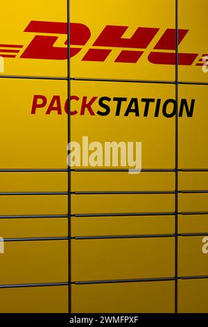 Coblenza, Germania - 19 febbraio 2024: Una stazione di consegna DHL, un terminal automatico self-service per il ritiro e la spedizione dei pacchi Foto Stock