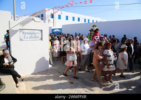 © Manoel Penicaud/le Pictorium/MAXPPP - Djerba 16/05/2014 Manoel Penicaud/le Pictorium - 16/05/2014 - Tunisie/Djerba/Djerba - Procession de la Menorah en dehors de la sinagoga. Chaque annee, pour la fete du Lag Ba'Omer, des juifs Tunisiens ayant emigre au XXe siecle en Europe, en Amerique du Nord et en Israel, reviennent en pelerinage a la sinagoga de la Ghriba a Djerba. Outre la dimension religieuse, cet evenement S'apparente aussi a un pelerinage de la memoire. La «convivencia» avec les musulmans est valorisee, malgre l'attentat d'al-Qaida qui a frappe le santuaire en 2002. U.S. Foto Stock