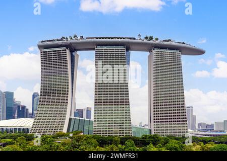 Le iconiche spiagge di Marina Bay si affacciano sulle cime degli alberi di Singapore Foto Stock
