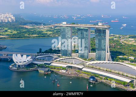 Viste verso l'iconica Marina Bay Sands, i negozi di Marina Bay Sands e il Museo ArtScience di Marina Bay, Singapore Foto Stock