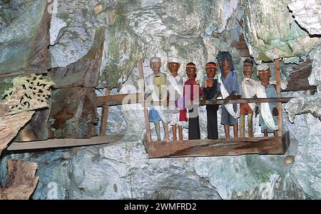 Tana Toraja, grotta di sepoltura con effigies Tau tau. Sulawesi, Indonesia. Foto Stock