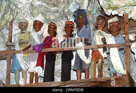 Tana Toraja, grotta di sepoltura con effigies Tau tau. Sulawesi, Indonesia. Foto Stock
