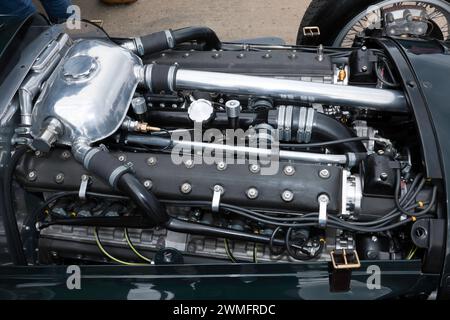 Primo piano della Engine Bay di una versione continuativa della leggendaria BRM V16 Formula 1 pre-bellica, al Silverstone Festival 2023. Foto Stock