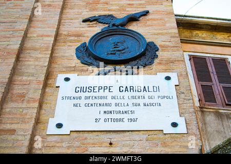 Città di Monte Urano - targa dedicata a Giuseppe Garibaldi, situata nella parte laterale della porta dell'orologio. Omaggio al risorgimento italiano. Foto Stock