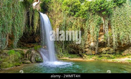 Sentiero Paseo del Molinar, cascata del fiume Molinar, Tobera, Parco naturale Montes Obarenes-San Zadornil, Las Merindades, Burgos, Castilla y León, Spagna, UE Foto Stock