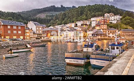 Porto di o Barqueiro, o Barqueiro, villaggio di pescatori, Mañón, A Coruña, Galizia, Spagna, Europa Foto Stock