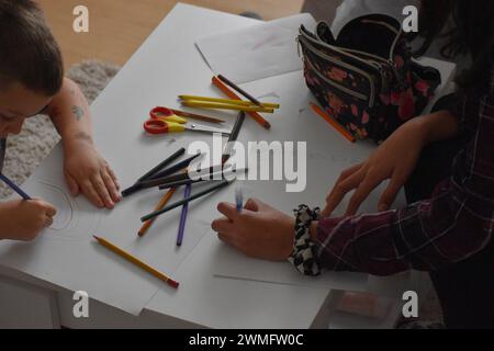 Bambini che disegnano e scrivono Foto Stock