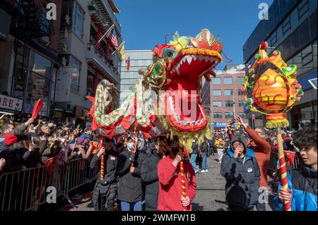 New York, Stati Uniti. 25 febbraio 2024. I ballerini del drago partecipano alla parata annuale del Capodanno lunare a Chinatown il 25 febbraio 2024 a New York. Le persone si sono riunite per godersi e celebrare la 26a parata annuale del capodanno lunare, commemorando la fine dei 15 giorni che onorano la prima luna nuova del calendario lunare. Il 2024 è l'"anno del Drago". (Foto di Ron Adar/SOPA Images/Sipa USA) credito: SIPA USA/Alamy Live News Foto Stock