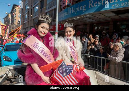 New York, Stati Uniti. 25 febbraio 2024. Il vincitore del concorso di bellezza cinese 2023 Faye Liu e il secondo classificato Kang Lai cavalcano su un'auto alla parata annuale di Capodanno lunare a Chinatown il 25 febbraio 2024 a New York. Le persone si sono riunite per godersi e celebrare la 26a parata annuale del capodanno lunare, commemorando la fine dei 15 giorni che onorano la prima luna nuova del calendario lunare. Il 2024 è l'"anno del Drago". Credito: SOPA Images Limited/Alamy Live News Foto Stock