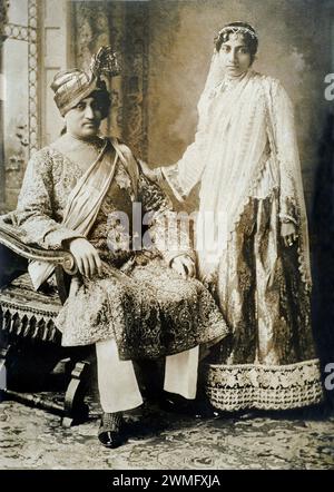 Sir Ahmed Khan, nawab musulmano di Janjira, b.1862 d.1922, regnò il 28 gennaio 1879 - 2 maggio 1922, e la principessa Nazli Rafiya Begum di Janjira, Stato di Janjira, Raigad, Maharashtra, India. Lo Stato di Janira era uno stato principesco dell'India durante il Raj britannico o l'India britannica, situato sulla costa di Konkan, nell'attuale distretto di Raigad, Maharashtra. Foto Stock