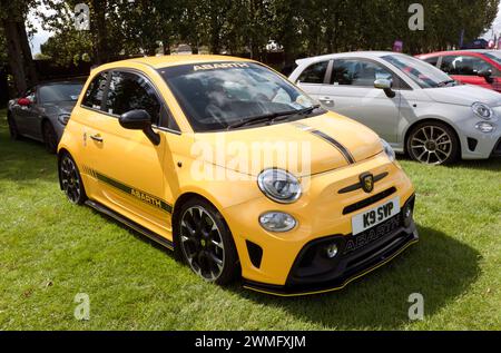 Vista frontale di tre quarti di un giallo, 2019, Fiat Arbarth 500, in mostra al Silverstone Festival 2023 Foto Stock