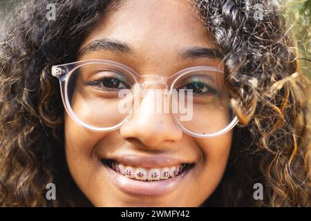 Primo piano di una ragazzina che sorride alla telecamera Foto Stock