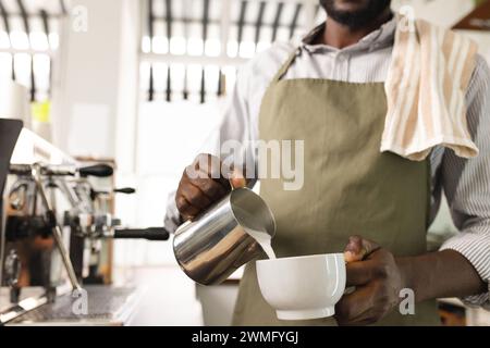 Il barista afro-americano prepara il caffè in una caffetteria, con spazio per le copie Foto Stock