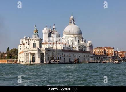 Venezia, Italia - 6 settembre 2022: Vista dal Canale di San Marco a Punta della Dogana e salute a Venezia Foto Stock