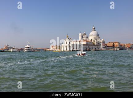 Venezia, Italia - 6 settembre 2022: Vista dal Canale di San Marco a Punta della Dogana e salute a Venezia Foto Stock