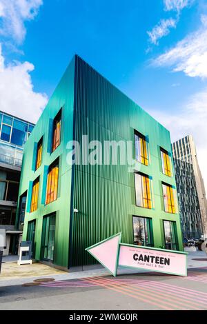 Facciata verde dell'edificio D2 nel Design District di North Greenwich, Londra, Inghilterra Foto Stock