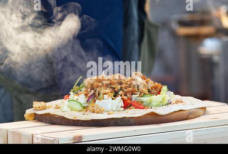 Involtino appena fatto in mostra presso lo stand snack presso il mercato agricolo di Naplavka nel centro di Praga, Repubblica Ceca. Foto Stock