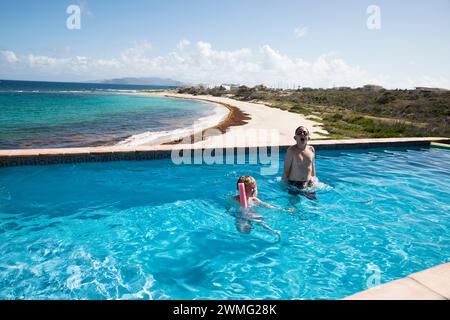 Fratelli allegri e schifosi nella piscina Infinity durante la vacanza ai Caraibi Foto Stock