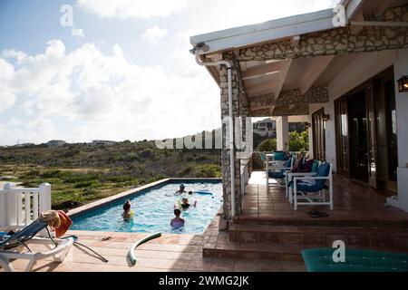Famiglia felice in piscina al Caribbean Villa, in vacanza Foto Stock
