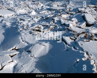 Grandi frammenti di ghiaccio ricoperti di neve sul fiume Oulujoki ghiacciato a Oulu, Finlandia Foto Stock