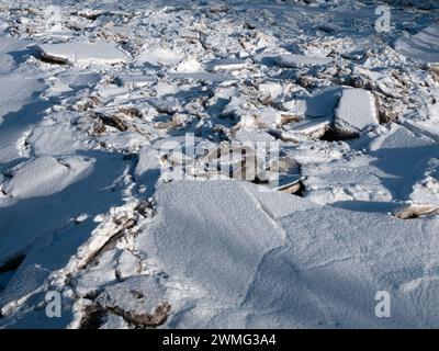 Grandi frammenti di ghiaccio ricoperti di neve sul fiume Oulujoki ghiacciato a Oulu, Finlandia Foto Stock