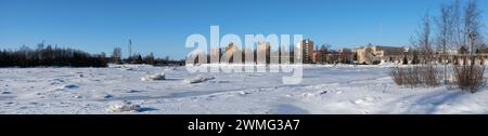 Scenario panoramico di febbraio di Koskikeskus a Oulu, Finlandia Foto Stock