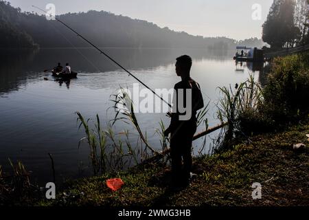 Berastagi, Indonesia. 25 febbraio 2024. Un turista visto pescare al lago turistico di Lau Kawar. Credito: SOPA Images Limited/Alamy Live News Foto Stock